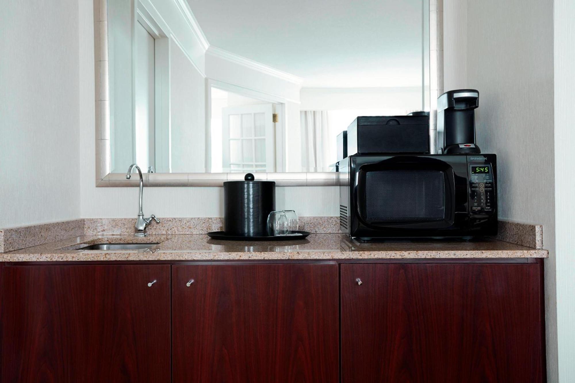 Washington Dulles Marriott Suites Herndon Bagian luar foto