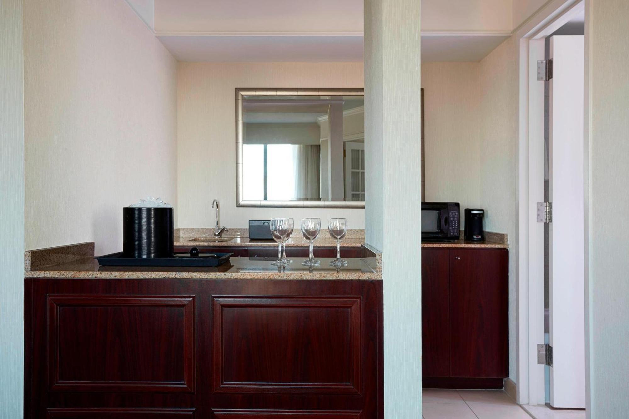 Washington Dulles Marriott Suites Herndon Bagian luar foto